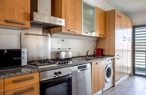 Cidade Universitaria Apartamento | Blueground | Telheiras, pool