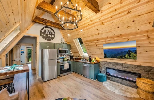 West Jefferson Cabina | Blueridge Mountain A Frame with XL Hot Tub and mountain views