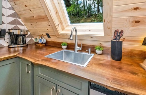 West Jefferson Cabina | Blueridge Mountain A Frame with XL Hot Tub and mountain views