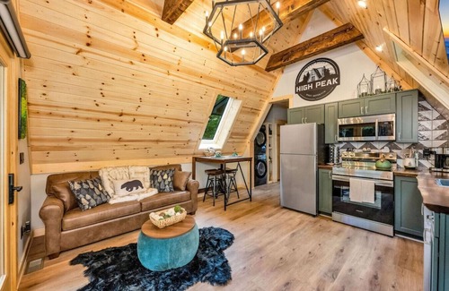 West Jefferson Cabina | Blueridge Mountain A Frame with XL Hot Tub and mountain views