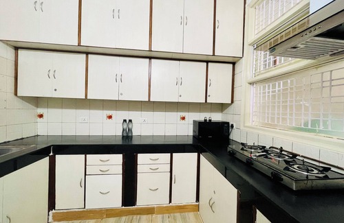 Sushant Lok Apartamento | BluO 1BHK - DLF Galleria | Balcony, Suite