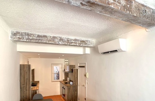 Antibes Old Town Apartamento | BNB RENTING Atypical condo in rue Fourmillière