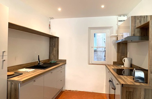 Antibes Old Town Apartamento | BNB RENTING Atypical condo in rue Fourmillière