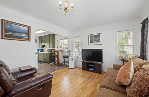 Central - Terry Apartamento | Bo's Rusty Relic Billings |Hot Tub | Rustic decor | Central Billings