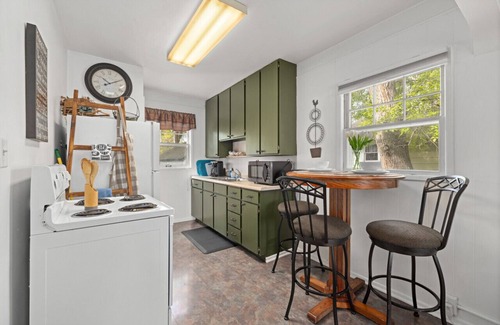 Central - Terry Apartamento | Bo's Rusty Relic Billings |Hot Tub | Rustic decor | Central Billings