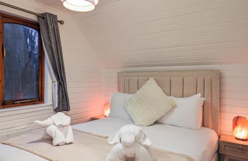 Almondbank Chalet De Esquí | Boann 5 - Hot Tub-Hunting Tower Lodges-Luxury-Families-Romantic