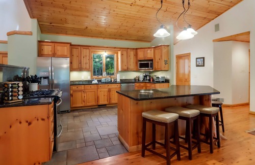 Mayfield Casa | Boardman Monarch River HOT TUB Fireplace