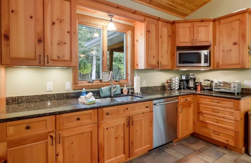 Mayfield Casa | Boardman Monarch River HOT TUB Fireplace