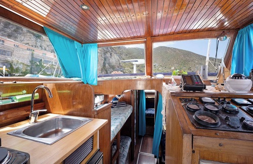 Alassio Alquiler De Eote | Barco 'Aloha Jak's' con vistas al mar, Wi-Fi y aire acondicionado