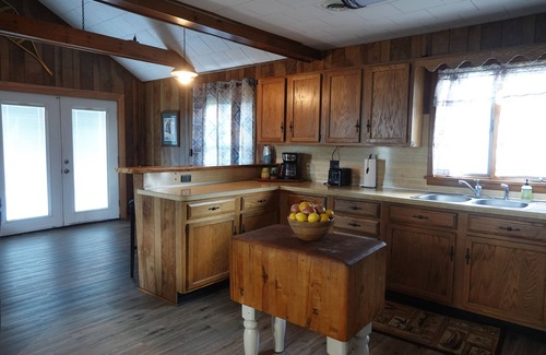 Houghton Lake Cabaña | Boaters paradise, beautiful cottage on canal 100 feet from lake.
