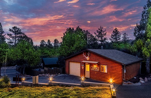 Christopher Creek Cabina | Bobcat Bunkhouse Cabin KING bed, WIFI, deck, full kitchen & BBQ-washer & dryer