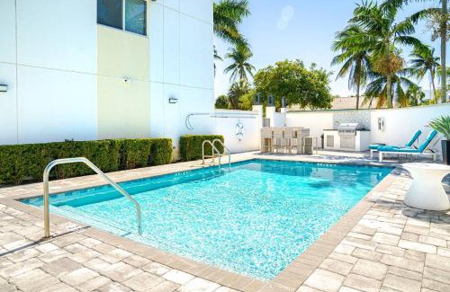 Boca Raton Apartamento | Boca Beach Retreat Pool Sand