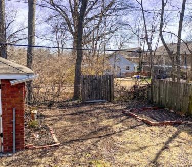 Columbia Casa | Bohemian Bungalow Pac-Man, walk downtown, pet friendly