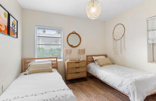 Miami Shores Casa | Boho 3br Relaxing Miami Firepit & Outdoor Bar