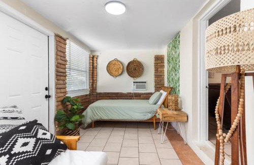 Miami Shores Casa | Boho 3br Relaxing Miami Firepit & Outdoor Bar