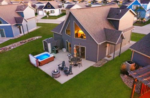 Arnolds Park Casa | BOHO Bungalow on the Pond w/Hot Tub