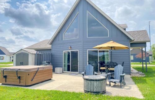 Arnolds Park Casa | BOHO Bungalow on the Pond w/Hot Tub