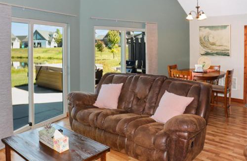 Arnolds Park Casa | BOHO Bungalow on the Pond w/Hot Tub