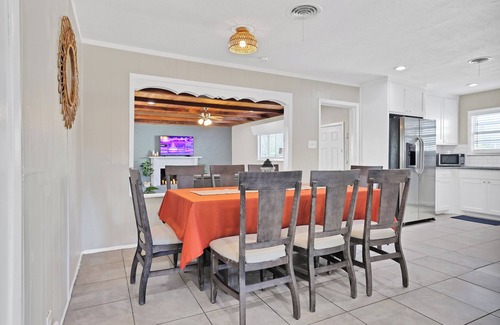 Central Arlington Cabaña | Boho Cottage. Hot Tub. Family Friendly. Walk to AT&T Stadium!
