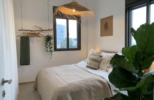 Haifa Apartamento | Boho Gem Near Talpiot Mkt by Sea N' Rent