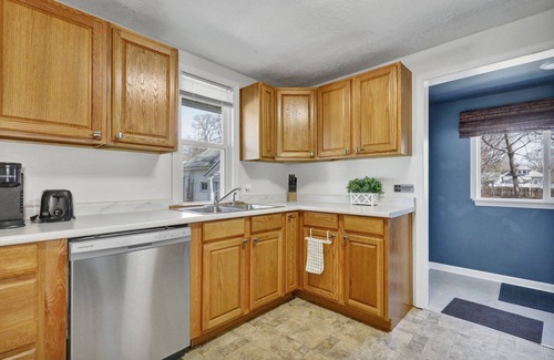 Lansing Casa | Boho - Retro Style in Lansing - 10 minutes to MSU's Campus