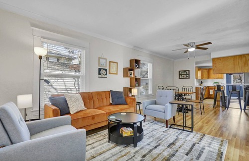 Lansing Casa | Boho - Retro Style in Lansing - 10 minutes to MSU's Campus