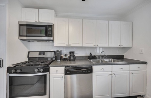 Knight Park Apartamento | Boho Westside Retreat | Fire Pit + Walk to Eats