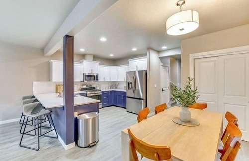 Sunset Casa | Boise Blue Retreat - Stay in Boise’s coveted North End! This 4BR/3BA retreat blends modern style with Boise Blue charm. Minutes from downtown, Hyde Park, Camel’s Back Park, 13th Street and the Greenbelt. Relax in the backyard oasis.