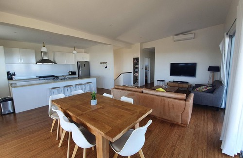 Warrenben Casa | Bombora - Modern House with Sea views right next to Penguin Point Reserve