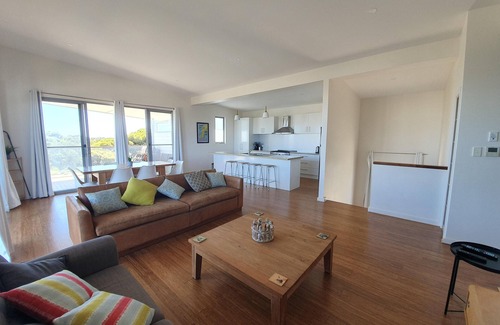 Warrenben Casa | Bombora - Modern House with Sea views right next to Penguin Point Reserve
