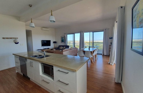 Warrenben Casa | Bombora - Modern House with Sea views right next to Penguin Point Reserve