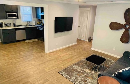 Oakland Casa | Bon Voyage Home. Great For Getting Around Town!