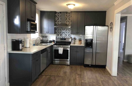 Oakland Casa | Bon Voyage Home. Great For Getting Around Town!