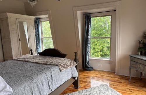 Salisbury Hotel | Bonaparte Castle