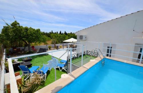 Buger Casa | Bonita casa con piscina cerca de playa