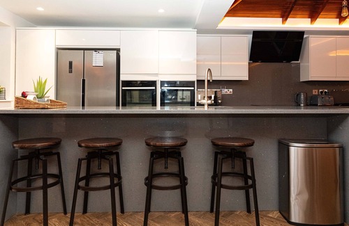 Bumble's Green Casa | Bonneville House with Private Jacuzzi, Modern Interior and Large Garden Space