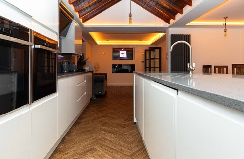 Bumble's Green Casa | Bonneville House with Private Jacuzzi, Modern Interior and Large Garden Space