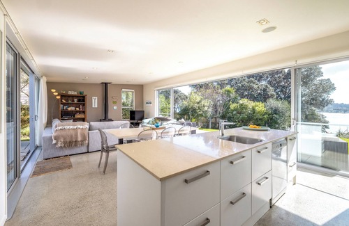 Surfdale Casa | Bonnie Doon l Be My Guest Waiheke