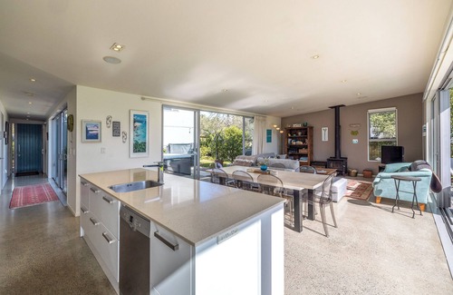 Surfdale Casa | Bonnie Doon l Be My Guest Waiheke