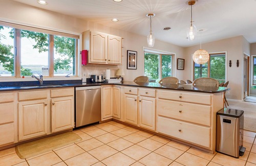 Valois Casa | Bonskeid House: Relaxing Seneca Lake Getaway!