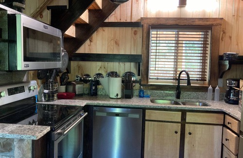 Beattyville Cabina | Boo Bear: New luxe lakeside cabin, hottub, caves, fast Wifi @ BearTrackLake