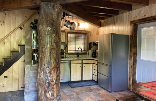 Beattyville Cabina | Boo Bear: New luxe lakeside cabin, hottub, caves, fast Wifi @ BearTrackLake