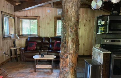 Beattyville Cabina | Boo Bear: New luxe lakeside cabin, hottub, caves, fast Wifi @ BearTrackLake