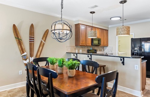 Dadeville Condominio | BOOK 4 NIGHTS GET 2 FREE! 2 BR Lake Martin Condo w/Boat Slip!