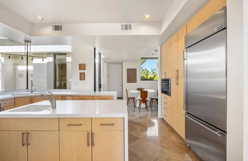 Palm Springs Casa | Villa contemporánea en primer campo de golf en Indian Canyons con exuberantes jardines, piscina y spa