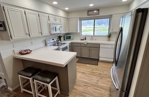 Plumas Eureka Estates Condominio | Book for Summer Now.. On the Waters Edge, Unbeatable Views!