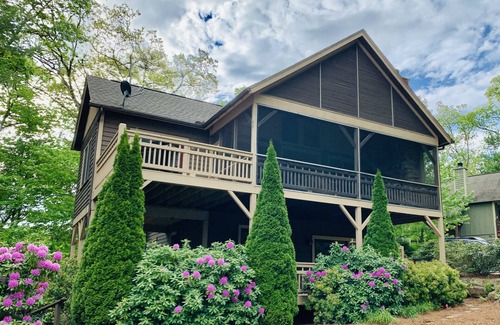 Cullowhee Casa | BOOK NOW & SAVE! Relax in the Mountains, Fireplaces & Waterfalls
