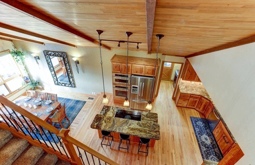 Redmond Casa | Discounted Rates! Epic Riverview Home on 5 Private Acres. Dog Friendly, Gourmet Kitchen, AC