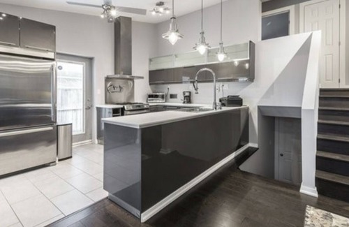 Lakeview Casa | BOOK NOW!! King bed! Entire Home! Perfect location. 5 star accommodation!!