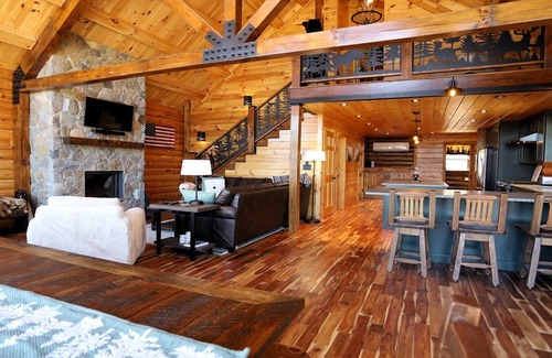 Thornton Casa | Book this perfect family getaway at this beautiful new modern log home in the White Mountains! CW81T